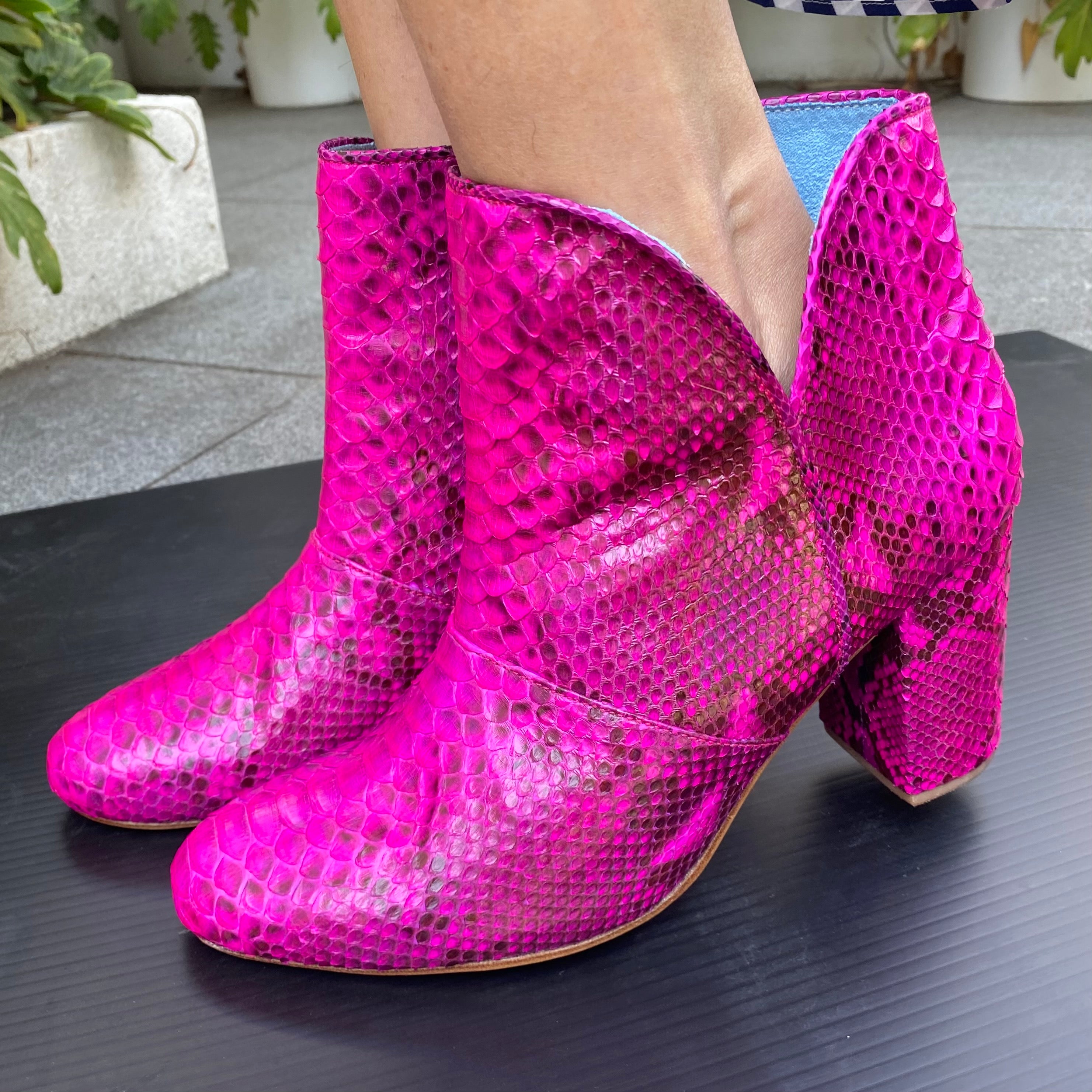 Joey boot - Neon pink snakeskin